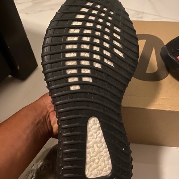 Yeezy 350 - Picture 3 of 5